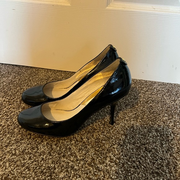 Gorgeous Black patent leather Michael Kors Heels - Picture 1 of 2
